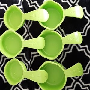Tupperware measuring cups